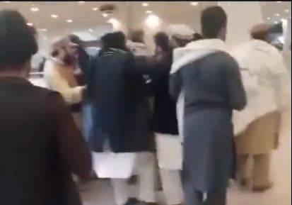 ویڈیو : اسلام آباد ایئرپورٹ پر مولانا فضل الرحمن پر جملے کسنے والے پی ٹی آئی کارکن کی چھترول