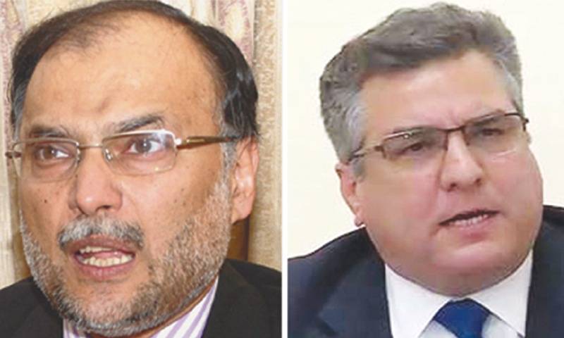 دانیال عزیز پی ٹی آئی سے الیکشن لڑنا چاہتے تھے، ادھر سے گھاس نہیں ڈالی گئی تو آخری دن ٹکٹ لینے پہنچ گئے: احسن اقبال 