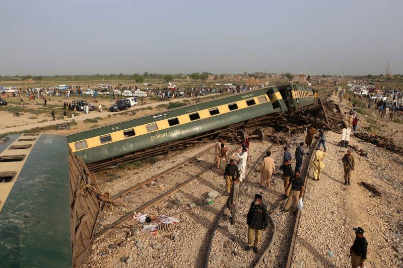 کراچی سے لاہور جانیوالی شالیمار ایکسپریس حادثے کا شکار