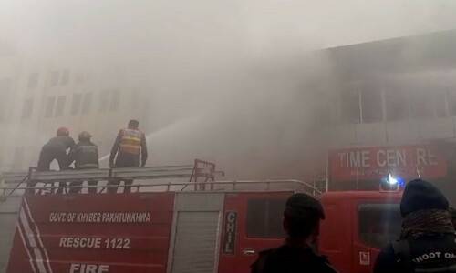 موبائل مارکیٹ میں آتشزدگی، 13 گھنٹے بعد آگ پر قابو پا لیا گیا