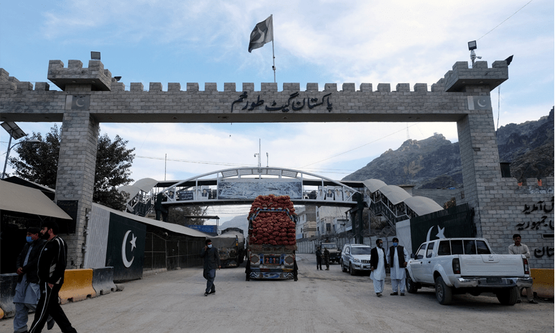 طور خم بارڈر کو بندش کے 10 روز بعد تجارتی سرگرمیوں کے لیے کھول دیا گیا