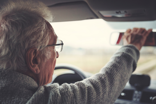 برطانیہ: 70 سال سے زائد عمر کے ڈرائیوز کو ہر 3 سال بعد لائسنس کی تجدید کرانا ہوگی 