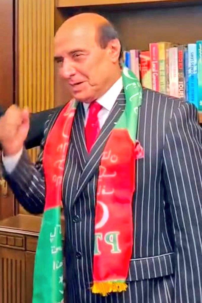  توشہ خانہ کیس :عمران خان نے  لطیف کھوسہ کو ہٹا دیا