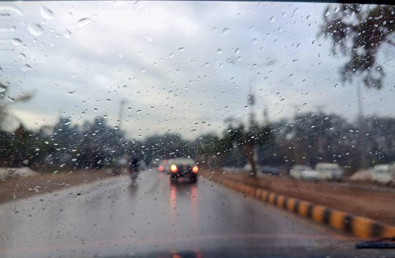  رات گئے ہلکی بارش سےموسم خوشگوار ,خشک سردی میں کمی 