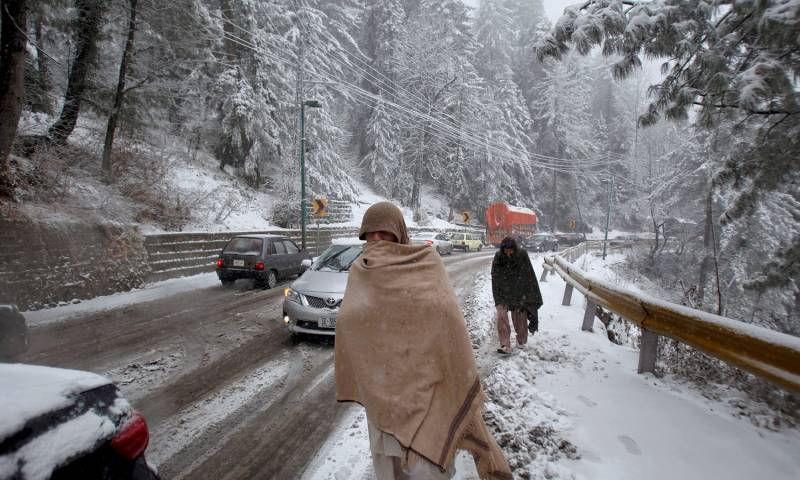 ملک بھر میں موسم سرما کی پہلی برف باری کا سلسہ جاری