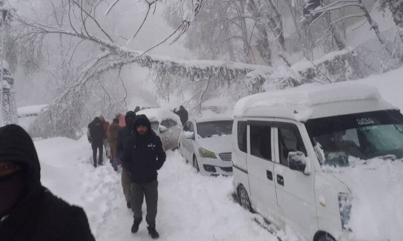 مری میں ایک فٹ تک برف، سیاحوں کا داخلہ بند