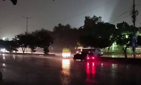   کراچی میں تیز بارش کے بعد سڑکیں زیر آب ، فیڈرز ٹرپ  کرگئے 