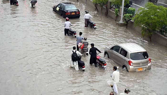 کراچی، بارش سے نظام زندگی درہم برہم، فلائٹ آپریشن متاثر، سڑکیں و نشیبی علاقےزیر آب، فیڈرز ٹرپ، شہریوں کو مشکلات کا سامنا