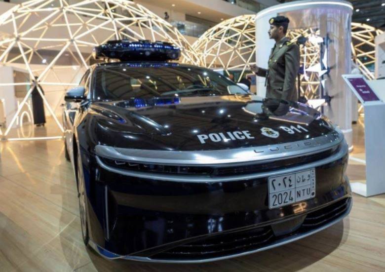  سعودی ٹیکنالوجی کی دنیا میں  انقلابی قدم ، اے آئی سے لیس  الیکٹرک سکیورٹی گاڑی  کی نمائش 