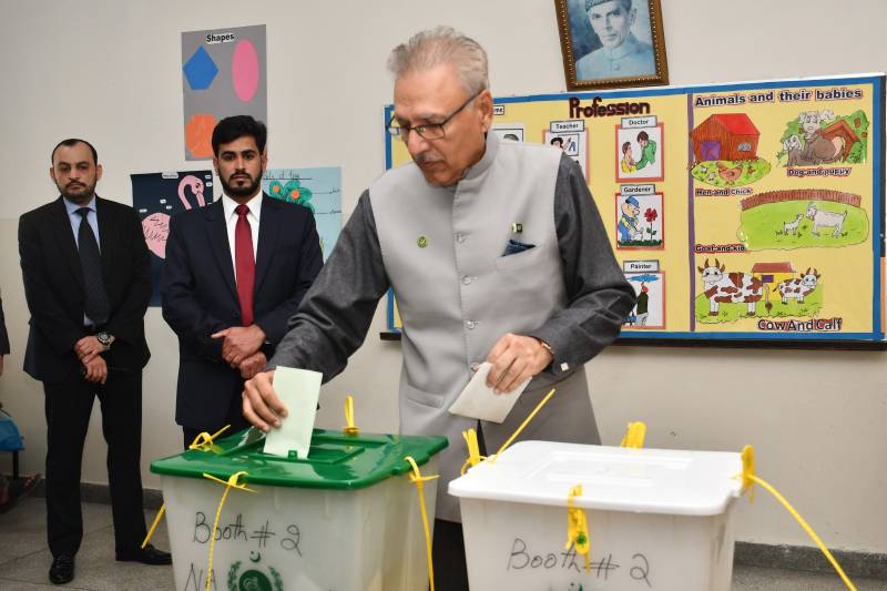 صدر پاکستان عارف علوی نے بھی اپنا ووٹ کاسٹ کردیا