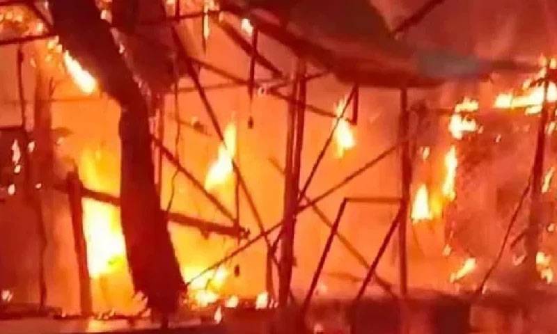  راجہ بازار مغل سرائے مارکیٹ راولپنڈی میں شدید آگ بھڑک اٹھی،8سے زائد دکانیں جل گئیں