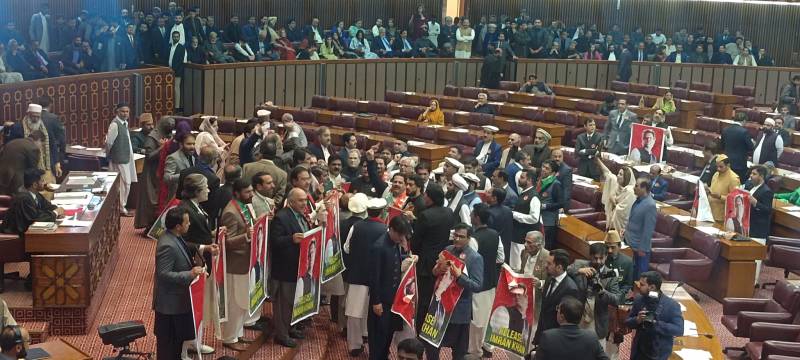 قومی اسمبلی کا اجلاس تاخیر کا شکار، سنی اتحاد کونسل کے ارکان کے عمران خان کے حق میں نعرے