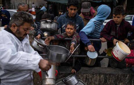امداد لینے کیلیے جمع فلسطینیوں پر اسرائیلی فوج کی فائرنگ، 100 سے زائد شہید