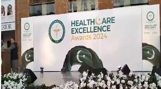 پاکستان ایسوسی ایشن آف میڈیکل اینڈ ڈینٹل انسٹیٹوشنزکے زیر اہتمام ہیلتھ کیئرایکسی لینس ایوارڈز کا انعقاد، سپر ہیروز کو خراج تحسین پیش کیاگیا