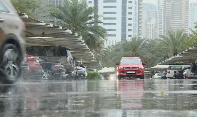  امارات کی مختلف ریاستوں میں موسلا دھار بارش سے سیلابی صورتحال، دبئی سے شارجہ  بس سروس معطل،پروازیں منسوخ