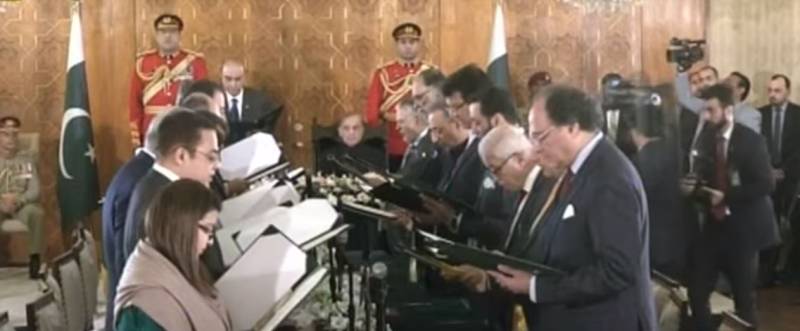  19 رکنی وفاقی کابینہ نے حلف اٹھا لیا