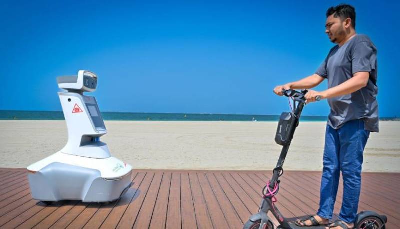   روبوٹ  کی دبئی ساحل پر پٹرولنگ ، ای سکوٹر کی خلاف ورزیوں کی نشاندھی کرے گا