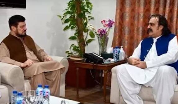 وزیر اعلیٰ کی گورنر کے پی سے ملاقات، سرکاری ملازمین کو تنخواہوں کی ادائیگی کیلئے رقم نہیں:علی امین نے غلام علی کو آگاہ کردیا