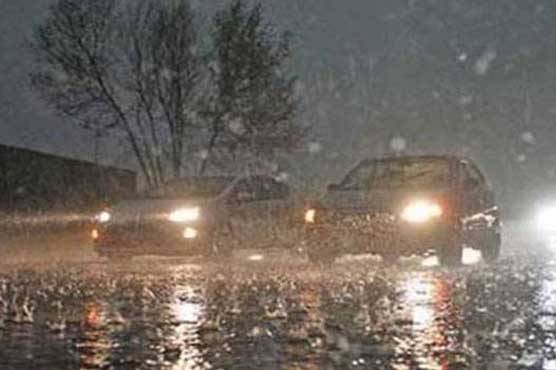 پنجاب اور خیبر پختونخواہ میں بارش و ژالہ باری، پہاڑوں پر برف باری