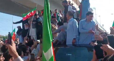 پشاور میں پی ٹی آئی میں شدید بدنظمی، بیرسٹر گوہر اور عمر ایوب مائیک کیلئے شیر افضل کی منتیں کرتے رہے، نہ ملنے پر واپس چلے گئے