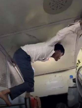  انڈین سپائیڈر مین ،ٹرین کے ٹوائلٹ تک پہنچنے کے لیے مسافر نے  چھت کاسہارا لے لیا