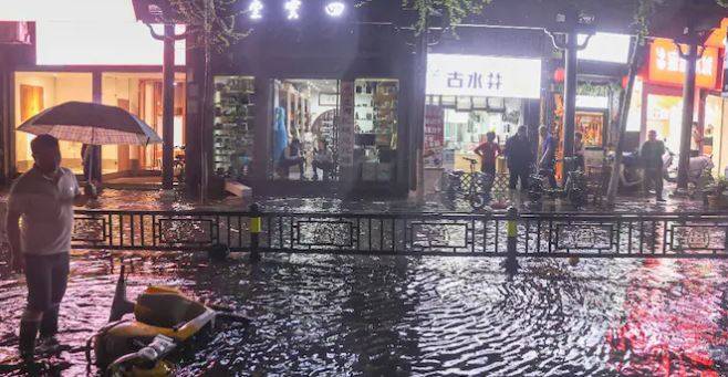  چین میں تیز ہوائوں سے  معمولات زندگی متاثر، ٹریفک کا نظام درہم برہم ، سات افراد ہلاک