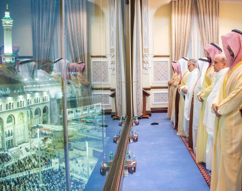 وزیر اعظم نے عمرہ کرلیا، سعودی ولی عہد کے ساتھ نماز بھی ادا کی