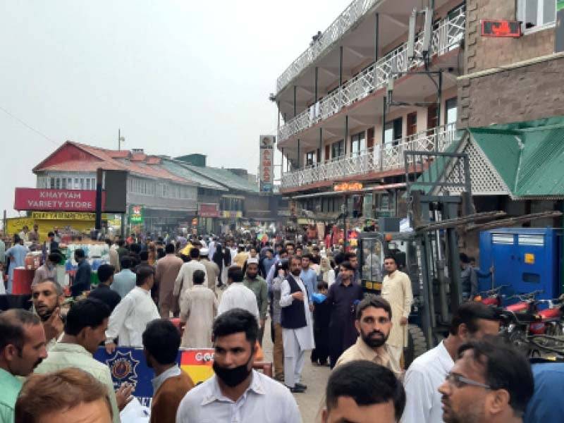 شہریوں نے عید کے تیسرے روز لمبی چھٹیاں انجوئے کرنے کیلئے مری، گلیات کا رخ کر لیا