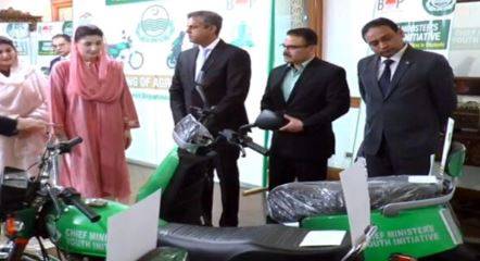 طلبا کے لیے خوشخبری ،پنجاب میں   20  ہزار  موٹر  سائیکلوں کی فراہمی کے  پروجیکٹ کا  آغاز