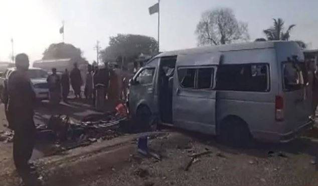 کراچی میں غیر ملکی افراد کو لے جانے والی گاڑی پر خود کش حملہ، 2 دہشت گرد ہلاک