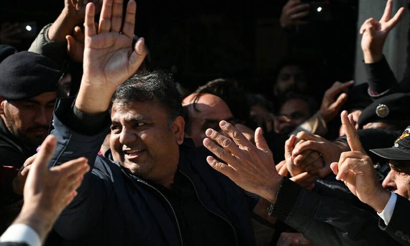 فواد چوہدری کی جی ایچ کیو گیٹ حملہ سمیت 9 مئی کے 14 مقدمات میں عبوری ضمانت منظور 