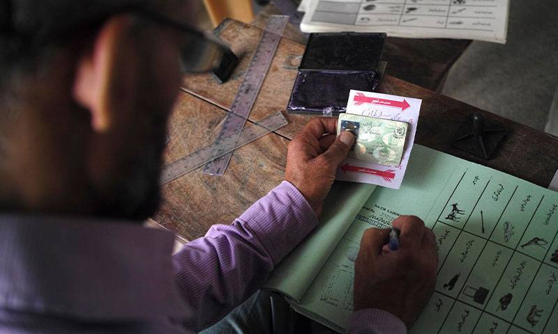 قومی اور صوبائی اسمبلی کی 21 نشستوں پر ضمنی انتخابات کے لئے ووٹنگ جاری، موبائل اور انٹرنیٹ سروس معطل، سکیورٹی کے سخت انتظامات 