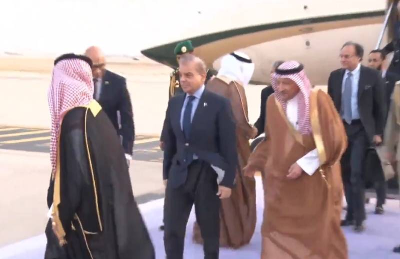 وزیراعظم شہباز شریف وفد کے ہمراہ سعودی عرب پہنچ گئے