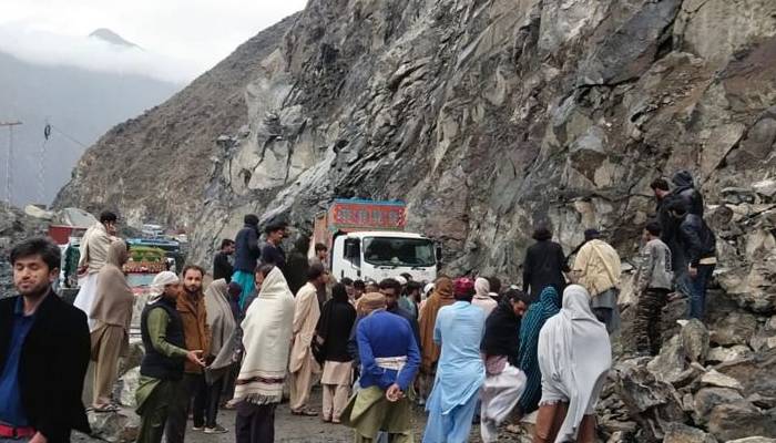 چلاس: مختلف مقامات پر برفباری سے لینڈ سلائیڈنگ، شاہراہ قراقرم بند