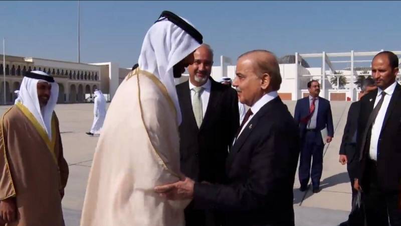 وزیر اعظم شہباز شریف مختصر دورے پر یواے ای پہنچ گئے 