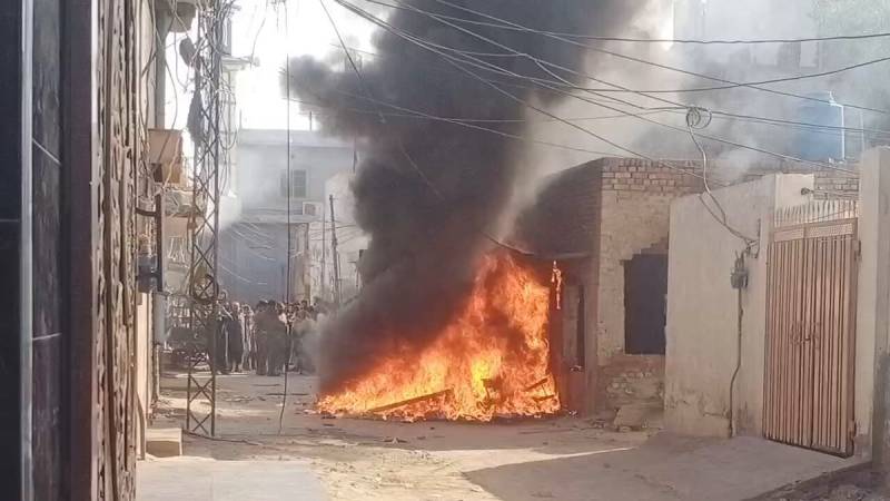 سرگودھا، مبینہ طور پر قران پاک کی بے حرمتی پرمشتعل مظاہرین نے گھرکو آگ لگا دی