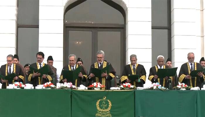 سپریم کورٹ میں نئے 6 ججز اور ایک قائم مقام جج نے حلف اٹھا لیا