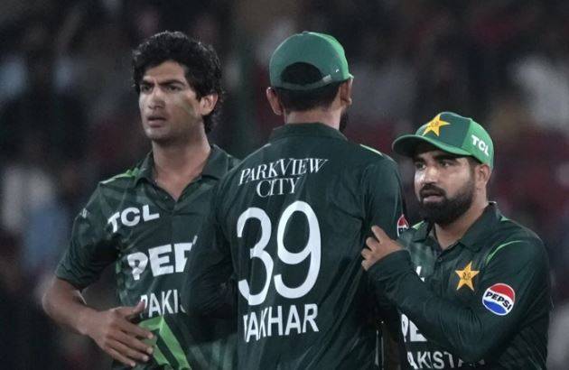نیوزی لینڈ نے پاکستان کو 5 وکٹوں سے شکست دے کر تین ملکی سیریز جیت لی