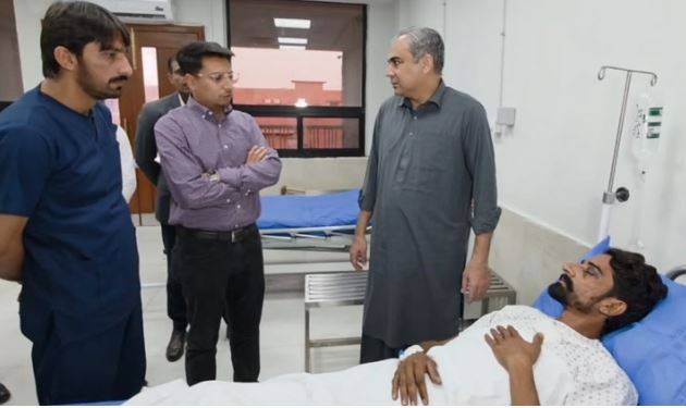 وفاقی وزیر داخلہ محسن نقوی کی بھارتی ڈرون حملے میں زخمی نوجوان کی عیادت