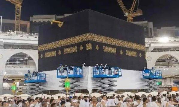 ایامِ حج سے قبل غلافِ کعبہ زمین سے تین میٹر بلند کر دیا گیا