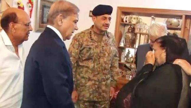 وزیراعظم اور آرمی چیف کی شہیدسکواڈرن لیڈر عثمان یوسف کے گھر آمد ، اہلخانہ سے اظہار تعزیت کی 