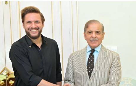 شاہد آفریدی کی وزیراعظم سے ملاقات، قومی اتحاد کو سراہا، شیلڈ بھی وصول کی
