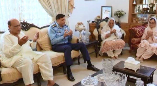 ایئر چیف کی اسکواڈرن لیڈرعثمان یوسف شہید کی رہائش گاہ آمد ، سوگوار خاندان سے تعزیت