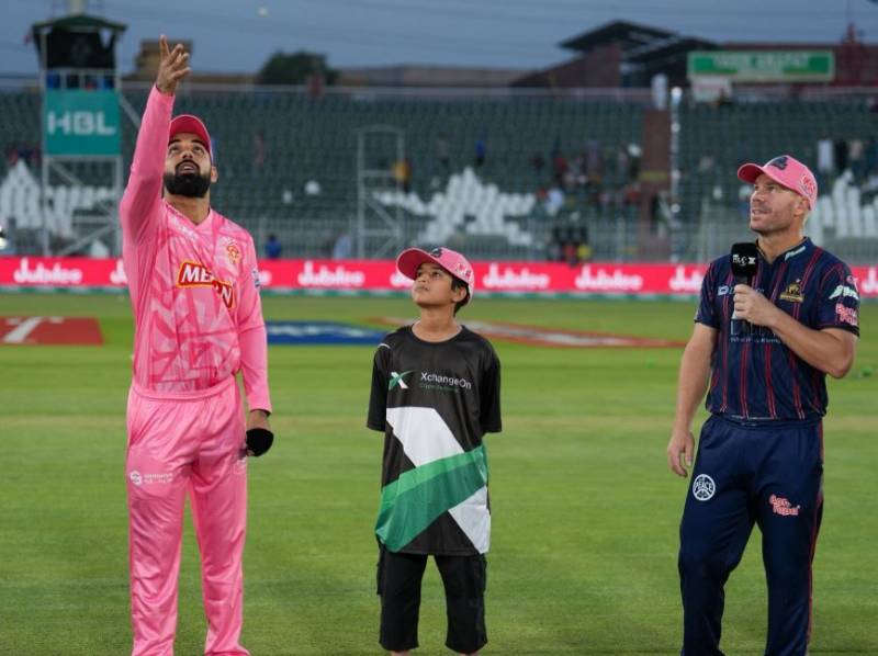 پی ایس ایل 10: کراچی کنگز نے اسلام آباد یونائیٹڈ کے خلاف پہلے فیلڈنگ کا فیصلہ کر لیا