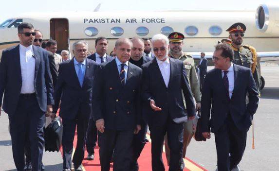 وزیراعظم شہباز شریف تہران پہنچ گئے، اعلیٰ ایرانی قیادت سے ملاقاتیں طے
