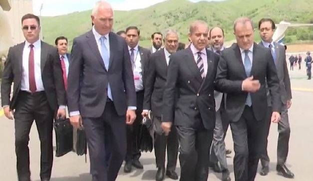 وزیراعظم شہباز شریف ایران کا دورہ مکمل کر کے آذربائیجان پہنچ گئے