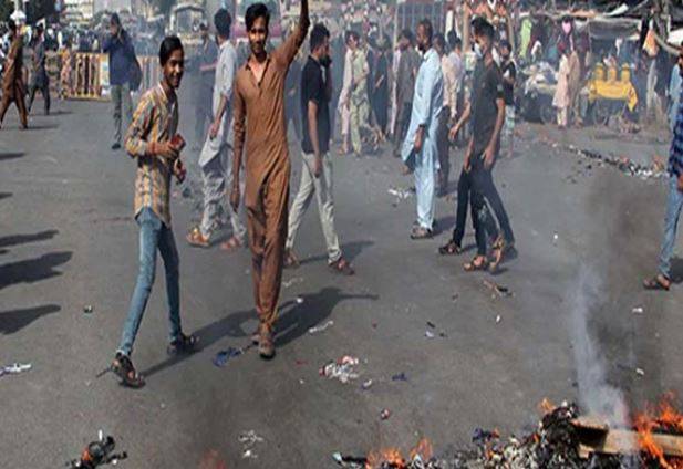 کراچی: طویل لوڈشیڈنگ پر شہری سراپا احتجاج، نیشنل ہائی وے 14 گھنٹے سے بند