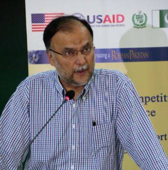 نصف سے زائد بجٹ قرضوں کی ادائیگی میں، 118 منصوبے بند؛احسن اقبال