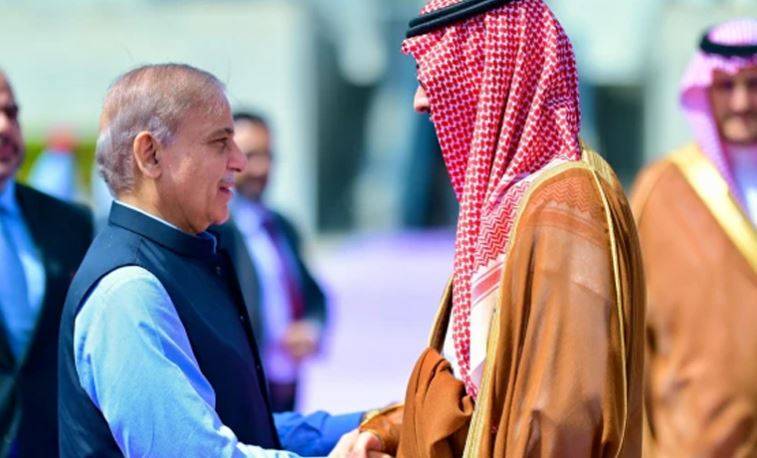 وزیراعظم شہباز شریف دو روزہ سرکاری دورے پر سعودی عرب پہنچ گئے