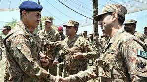فیلڈ مارشل سید عاصم منیر کا لائن آف کنٹرول پر اگلے مورچوں کا دورہ،عید جوانوں کےساتھ منائی ، آئی ایس پی آر